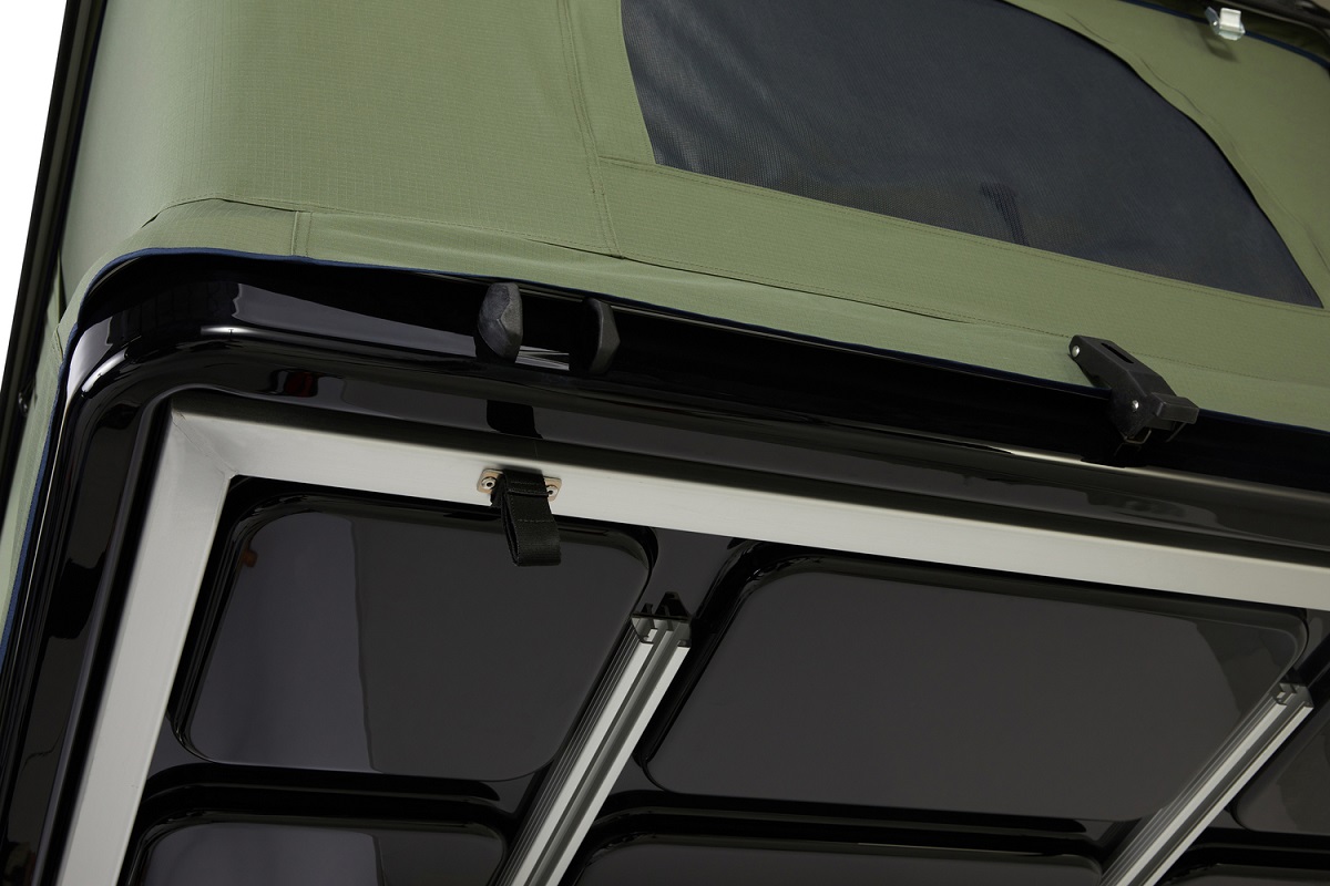 Thule Basin Wedge krovni šator tvrdih stranica crne boje